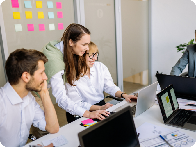 Équipe de collaborateurs échangeant autour d'un projet pour renforcer l'engagement, prévenir l'absentéisme et fidéliser les talents en entreprise.